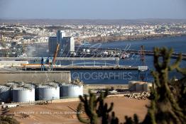 Image du Maroc Professionnelle de  Cette vue sur le port et la médina de Safi, une des plus anciennes villes du Maroc, marquée par la présence des portugais. Elle est la capitale de la région Doukkala-Abda et se situe sur le littoral atlantique, 28 Juin 2003. (Photo / Abdeljalil Bounhar) 